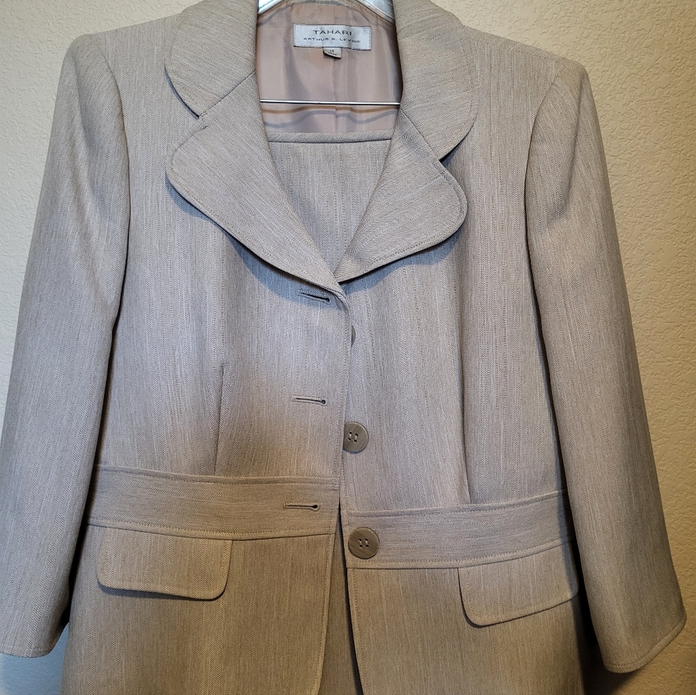 Tahari Women's Beige Herringbone Blazer/skirt Suit- 2 Pieces